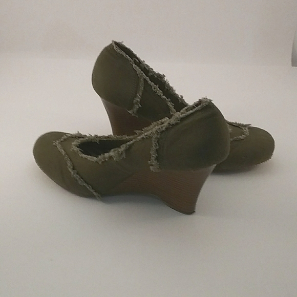 Spot On Gloria- 4 Women's Size 8.5 Canvas Green Stacked Wedge Heels. - Picture 9 of 12